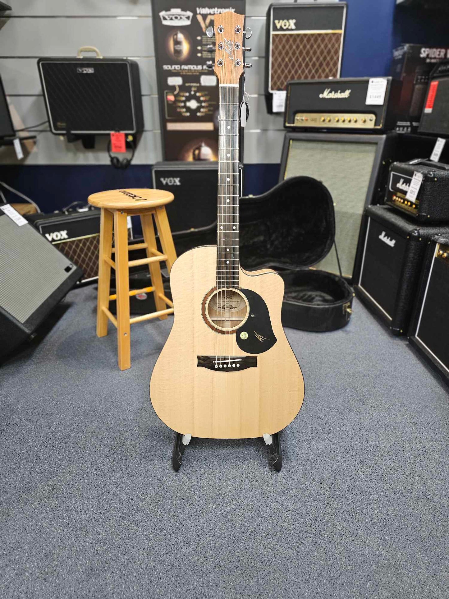 Maton Solid Road Series SRS60C Electric/Acoustic Guitar with Case