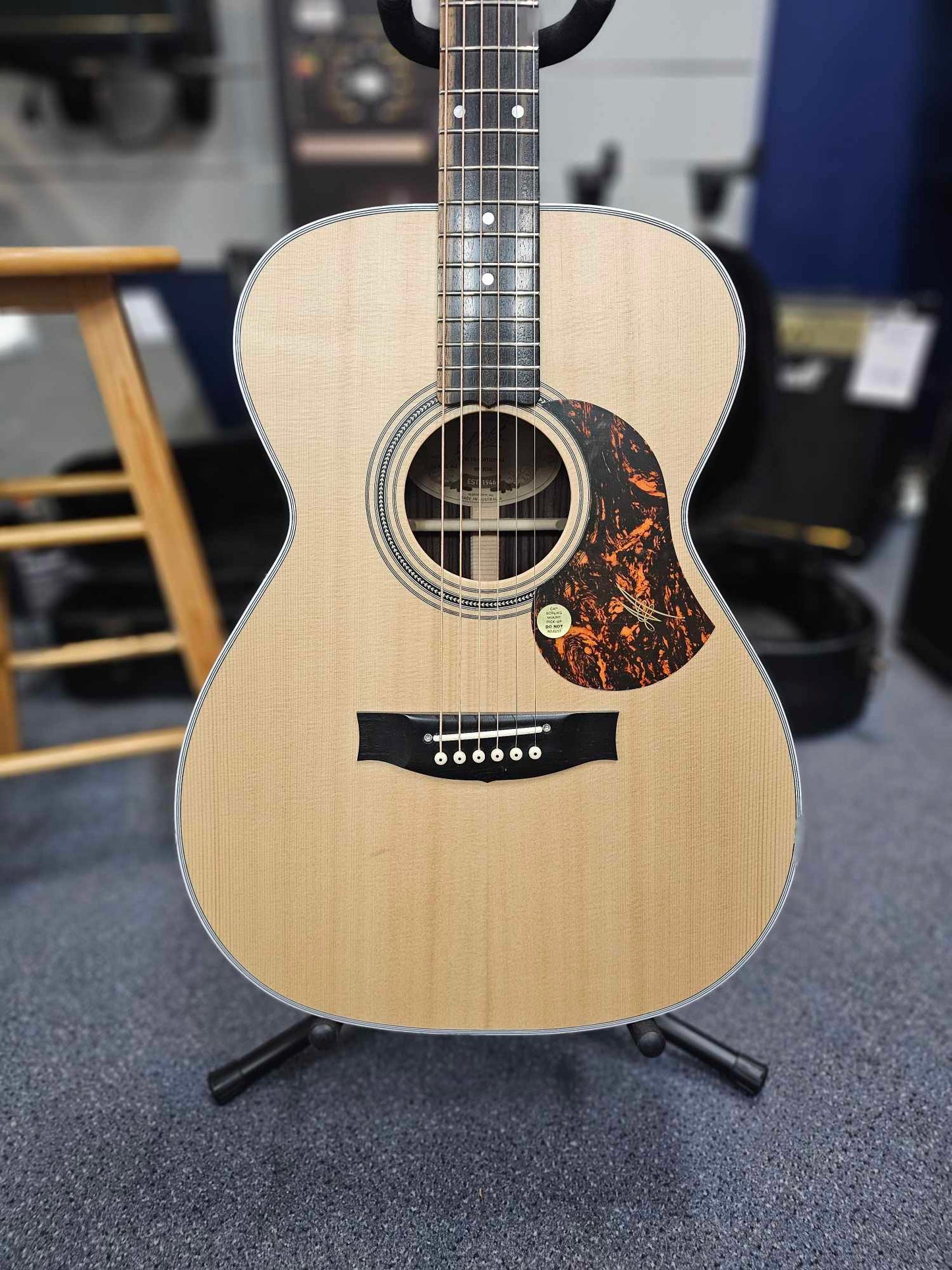Maton ER90 Traditional Acoustic/Electric Guitar with Case