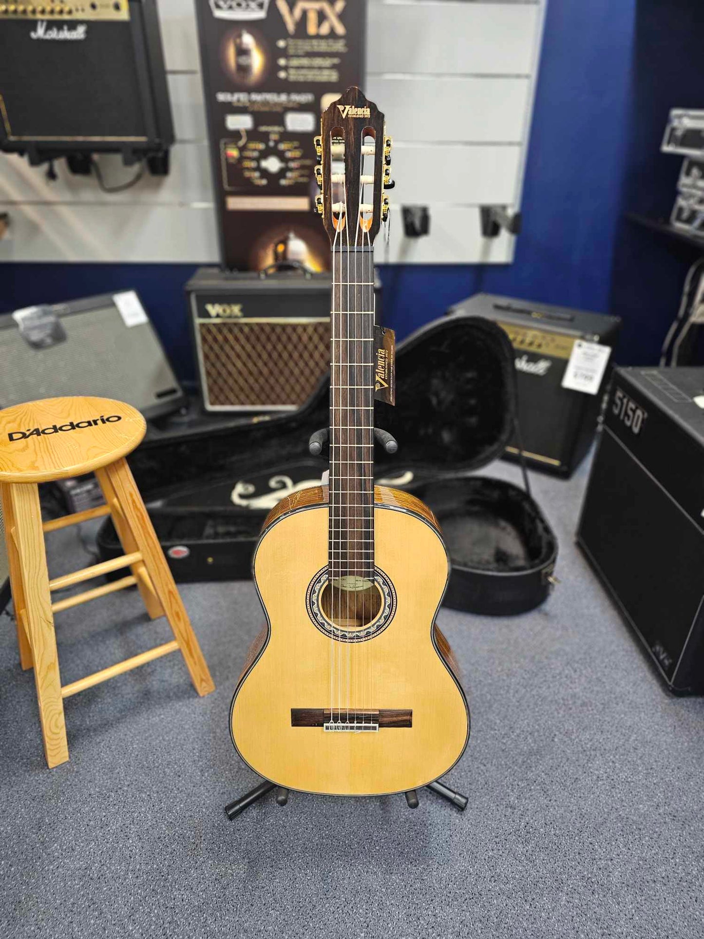 Valencia VC564 4/4 Size Nylon String Guitar