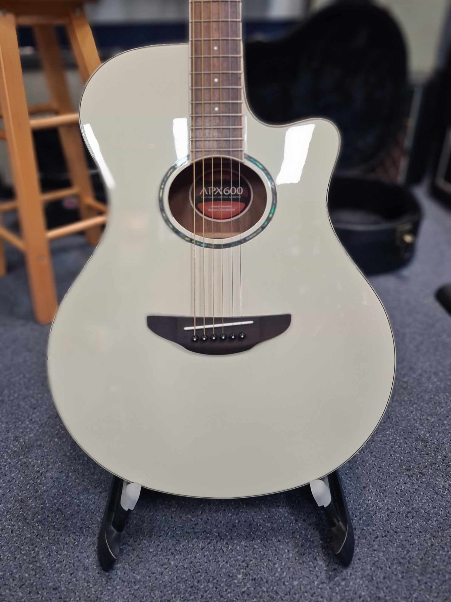 Yamaha APX600 Vintage White Electric/Acoustic Guitar